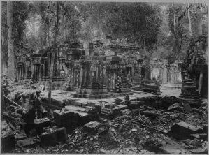 Banteay Srei, tours centrales avant l’anastylose EFEO_CAM07107
