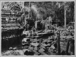 Banteay Srei, tour nord en cours de l’anastylose EFEO_CAM07108