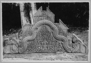 Fronton est du pavillon d’entréé de quatrième enceinte, Banteay Srei EFEO_CAM07111