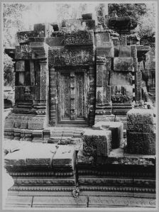Banteay Srei, face sud de la tour sud avant l’anastylose EFEO_CAM07112