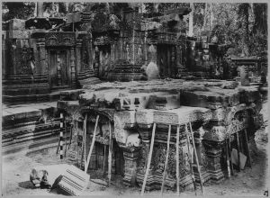 Banteay Srei, reconstitution du premier étage de la tour centrale EFEO_CAM07114