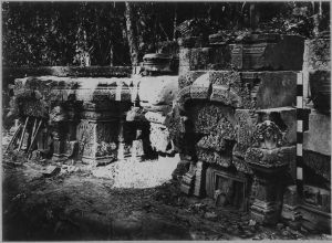 Banteay Srei, reconstitution du deuxième étage de la tour centrale et du premier étage de la tour nord EFEO_CAM07117