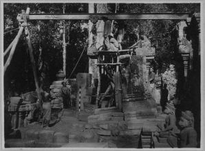 Banteay Srei, dépose des pierres de la tour sud EFEO_CAM07118