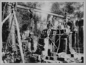 Banteay Srei, dépose des pierres de la tour sud EFEO_CAM07119