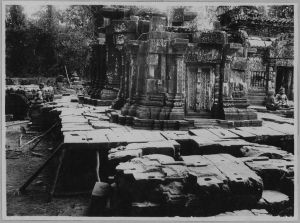 Banteay Srei, face sud de la tour sud avant l’anastylose EFEO_CAM07121