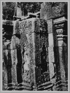 Devata d’angle de la tour sud en cours de l’anastylose, Banteay Srei EFEO_CAM07122