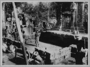 Banteay Srei, préparation du terrain de fondation de la tour sud EFEO_CAM07125