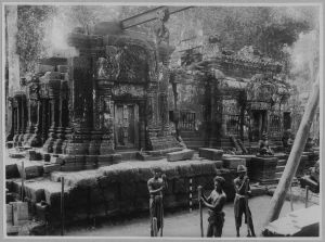 Banteay Srei, préparation du terrain de fondation de la tour sud EFEO_CAM07127