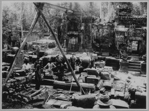 Banteay Srei, repose des premières assises de la tour sud EFEO_CAM07128