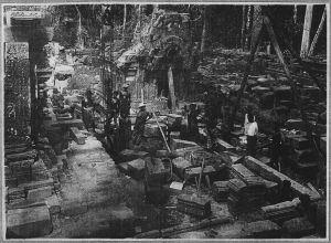 Banteay Srei, repose des assises du soubassement de la tour sud EFEO_CAM07129