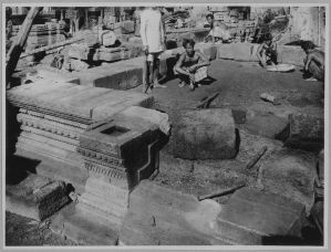 Banteay Srei, repose du soubassement de la tour sud EFEO_CAM07130