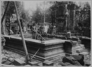 Banteay Srei, repose du soubassement de la tour sud EFEO_CAM07131