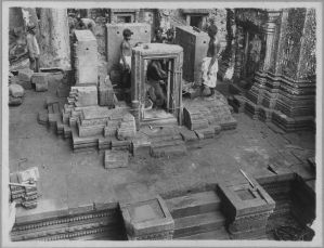 Banteay Srei, repose des portes de la tour sud EFEO_CAM07133