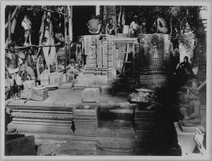 Banteay Srei, repose des parements de la tour sud EFEO_CAM07134