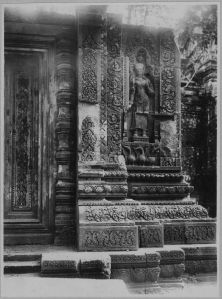 Moitié est de la fausse porte sud de la tour sud, Banteay Srei EFEO_CAM07135