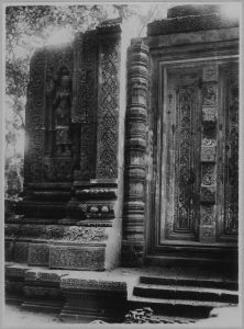 Moitié ouest de la fausse porte sud de la tour sud, Banteay Srei EFEO_CAM07136