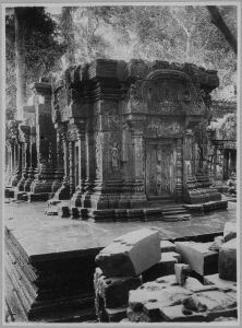 Banteay Srei, repose des pierres de la tour sud EFEO_CAM07138