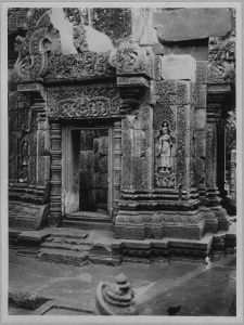Banteay Srei, repose des pierres de la tour sud EFEO_CAM07139