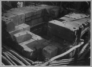 Banteay Srei, arasement des murs du rez-de-chaussée de la tour sud EFEO_CAM07142