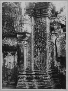 Moitié est de la fausse porte sud de la tour centrale avant l’anastylose, Banteay Srei EFEO_CAM07143