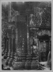 Moitié ouest de la fausse porte sud de la tour centrale avant l’anastylose, Banteay Srei EFEO_CAM07144