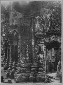 Moitié ouest de la fausse porte sud de la tour centrale avant l’anastylose, Banteay Srei EFEO_CAM07145