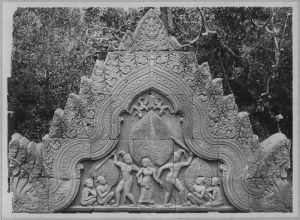 Banteay Srei, fronton du pavillon d’entrée est de la troisième enceinte figurant un épisode du Mahabharata EFEO_CAM07156