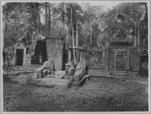 Banteay Srei, pavillon d’entrée de troisième enceinte avant l’anastylose EFEO_CAM07157