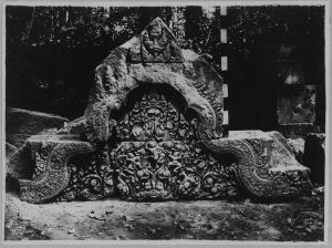 Fronton de pavillon d’entrée est de troisième enceinte figurant l’enlèvement de Sita, Banteay Srei EFEO_CAM07158