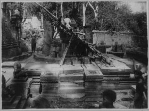 Banteay Srei, dépose des pierres de la tour nord EFEO_CAM07161