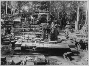 Banteay Srei, dépose des pierres de la tour nord EFEO_CAM07162