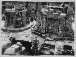Banteay Srei, face ouest de la tour centrale (droite) et de la tour nord (gauche) en cours de l’anastylose EFEO_CAM07163