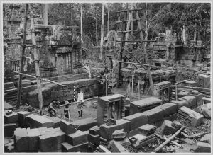 Banteay Srei, damage du sol avant la fondation de la tour nord EFEO_CAM07165