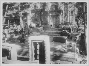 Banteay Srei, repose du soubassement de la tour nord EFEO_CAM07166