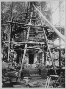 Banteay Srei, repose du deuxième étage de la tour nord EFEO_CAM07173