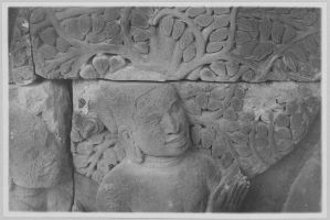 Détail d’un personnage du fronton du pavillon d’entrée est de troisième enceinte, Banteay Srei EFEO_CAM07183