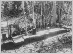 Fragments de colonnettes et de frontons au sol, Banteay Srei EFEO_CAM07184