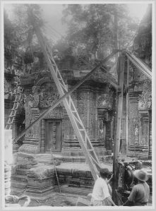 Banteay Srei, repose des étages supérieurs de la tour centrale EFEO_CAM07186