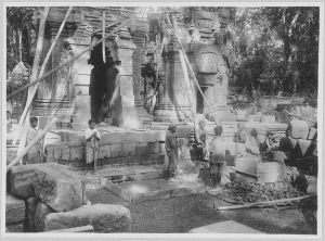 Banteay Srei, coulage du béton armé de l’avant-corps de la tour centrale EFEO_CAM07195