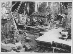 Banteay Srei, repose du soubassement de l’avant-corps de la tour centrale EFEO_CAM07196