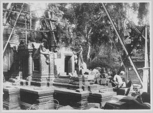 Banteay Srei, repose des portes de l’avant-corps de la tour centrale EFEO_CAM07197