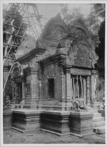 Banteay Srei, achèvement de l’anastylose de l’avant-corps de la tour centrale EFEO_CAM07199