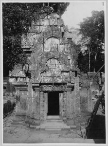 Banteay Srei, face ouest de la bibliothèque nord avant l’anastylose EFEO_CAM07200