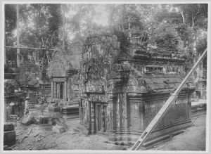 Banteay Srei, bibliothèque nord avant l’anastylose EFEO_CAM07201