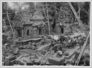Banteay Srei, repose des assises de base de la bibliothèque nord EFEO_CAM07204