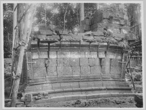 Banteay Srei, face nord de la bibliothèque sud avant l’anastylose EFEO_CAM07205