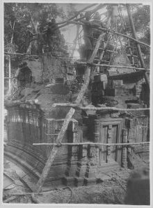Banteay Srei, face est de la bibliothèque sud en cours de l’anastylose EFEO_CAM07206