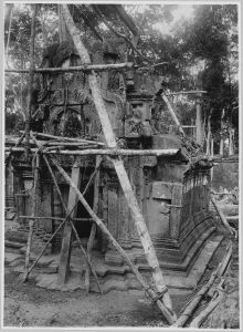 Banteay Srei, face ouest de la bibliothèque sud en cours de l’anastylose EFEO_CAM07207