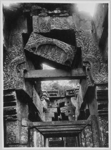 Banteay Srei, porte intérieure est de l’avant-corps de la tour centrale avant l’anastylose EFEO_CAM07208