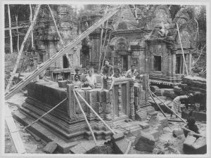 Banteay Srei, repose des assises de la bibliothèque sud EFEO_CAM07210